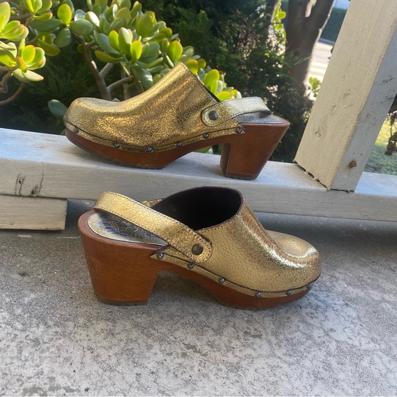 Juicy Couture Golden Clogs - Picture 5 of 12
